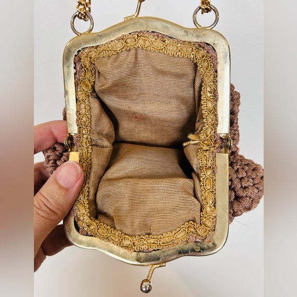 Vintage 60s Crocheted Handbag, Decorative Gold Frame & Chain, Kiss Clasp - Picture 7 of 11